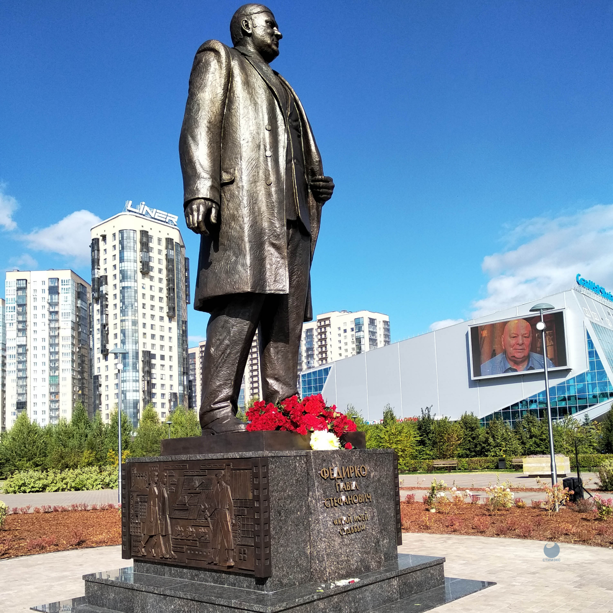 Памятники красноярск. Памятник Павлу Федирко Красноярск. Памятник первому губернатору Красноярского края. Памятник первому губернатору Красноярского края Степанову. Парк 400 летия Красноярска Федирко.